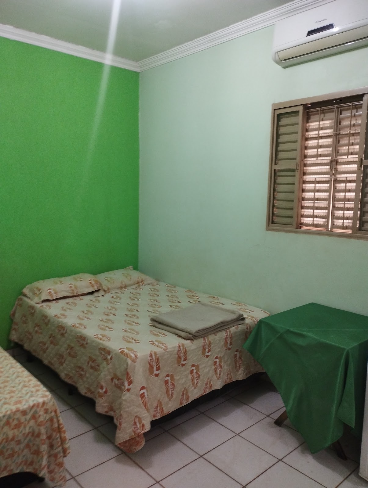 Quarto duplo do Hotel Imperial — duas camas com ar-condicionado