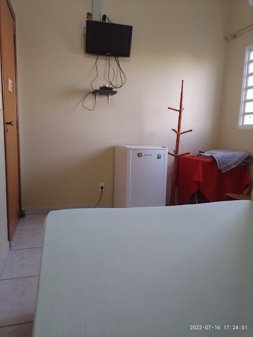 Quarto individual do Hotel Imperial — cama, TV e frigobar